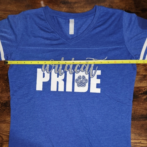 Wildcat Pride Blue V-Neck T-Shirt Women’s Medium - Picture 6 of 6